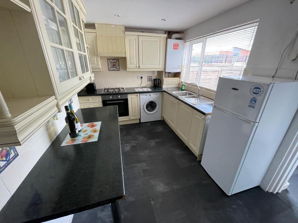 Cheerful 2 Bedroom House Hindley Esterno foto